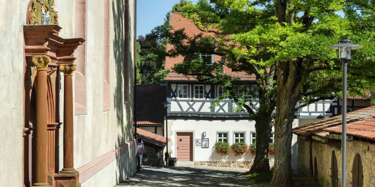 Blick auf alte Häuser im Landkreis Rhön-Grabfeld