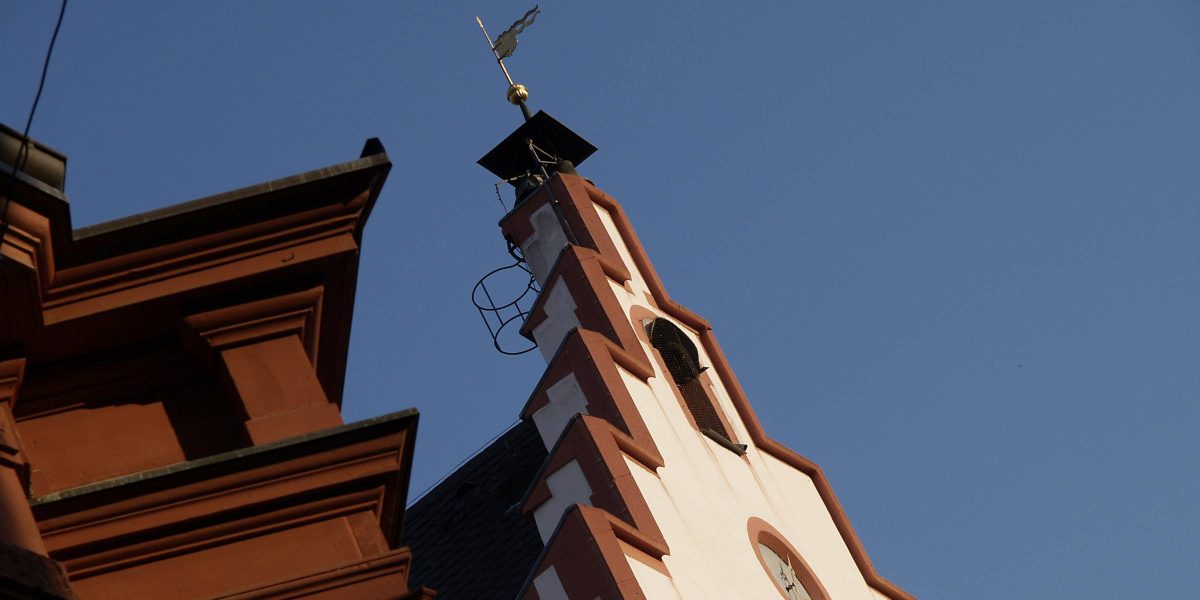 Altes Gebäude mit Blick in den Himmel im Landkreis Main-Spessart