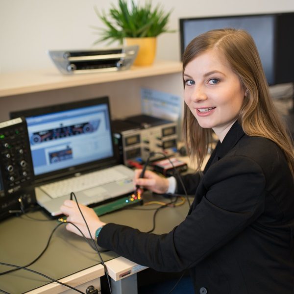 Mitarbeiterin der Firma Preh GmbH beim Arbeiten mit Elektronik in Bad Neustadt
