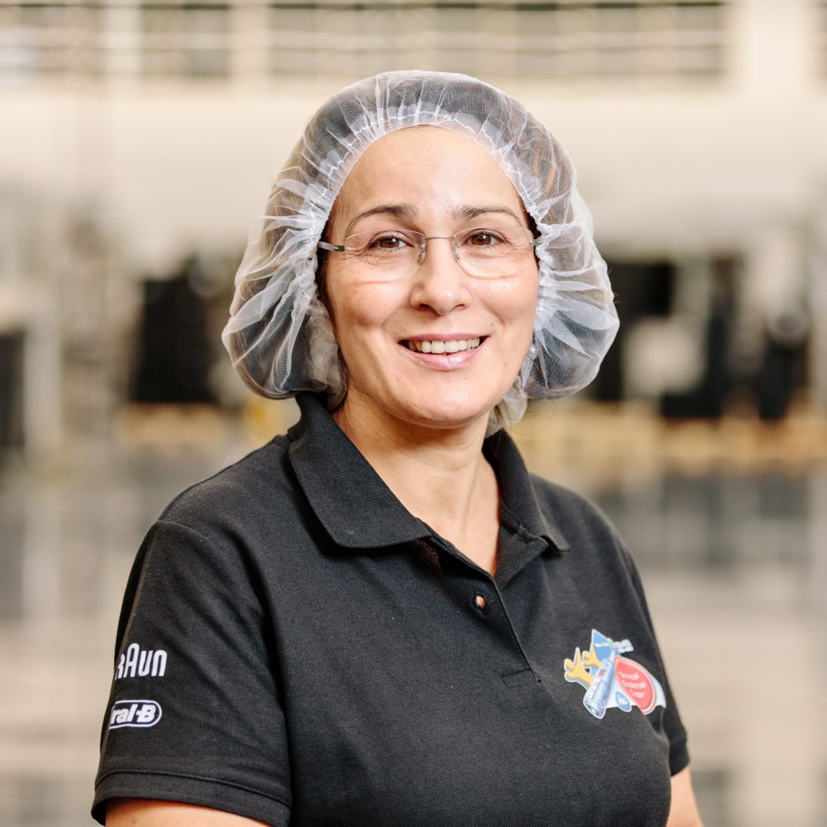 Employee of the company Procter & Gamble GmbH in Marktheidenfeld with hair protection