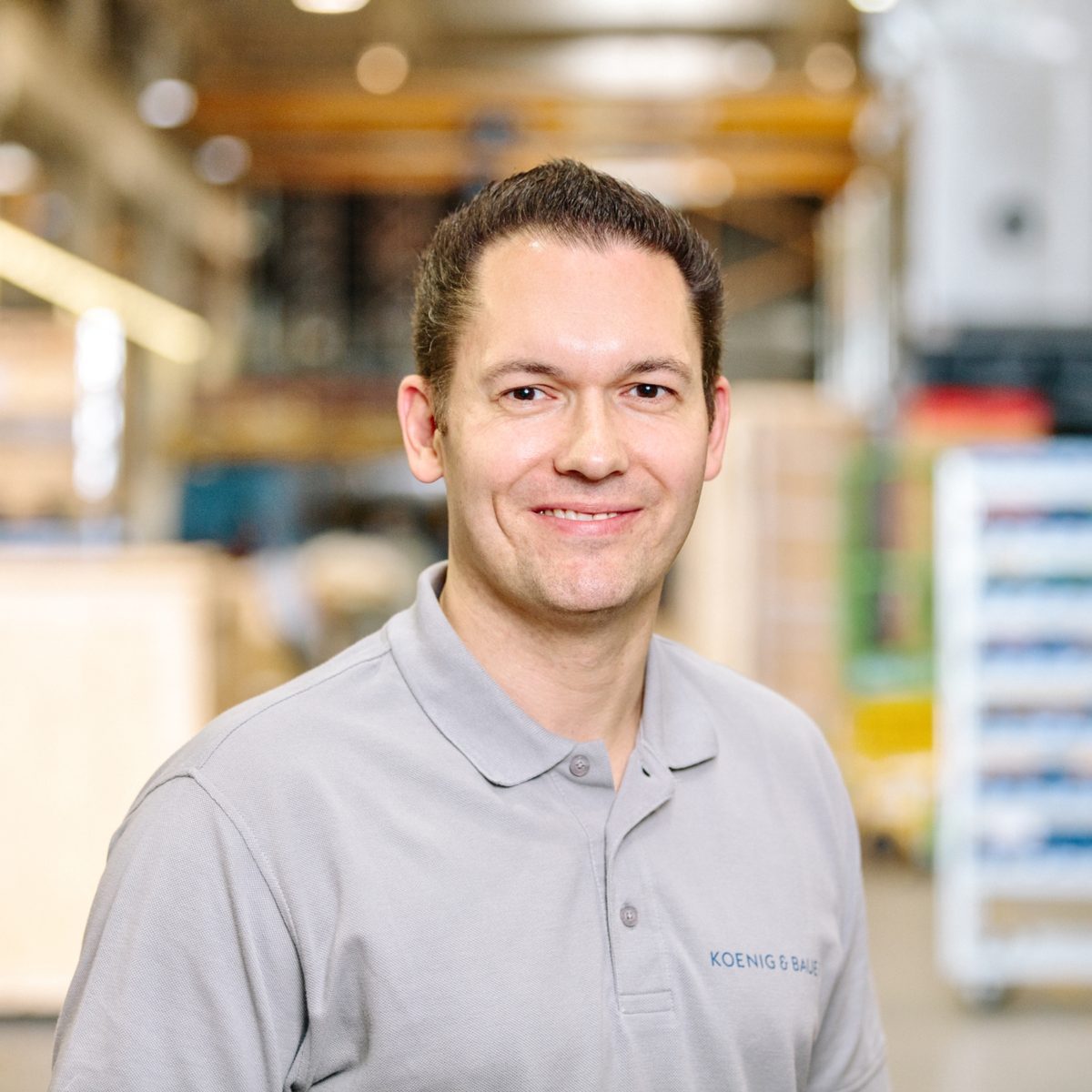 Portrait of an employee in work clothes of the company Koenig und Bauer AG
