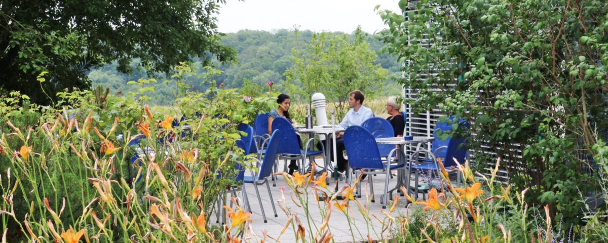 Three employees of Wölfel Engineering GmbH & Co. KG in Höchberg taking a break