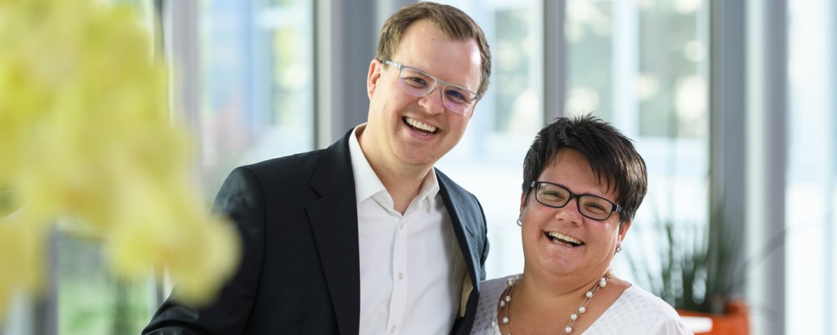 Two employees of the company Knauf Gips KG laughing in Kitzingen