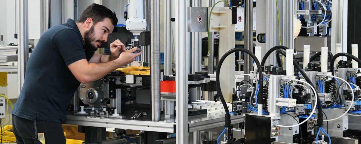 Employees working on machines at ZF Friedrichshafen AG in Schweinfurt