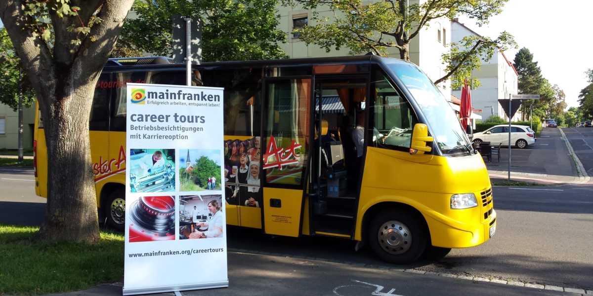 Gelber Bus der career talk tour, der Studierende zu verschiedenen Unternehmen fährt in Mainfranken