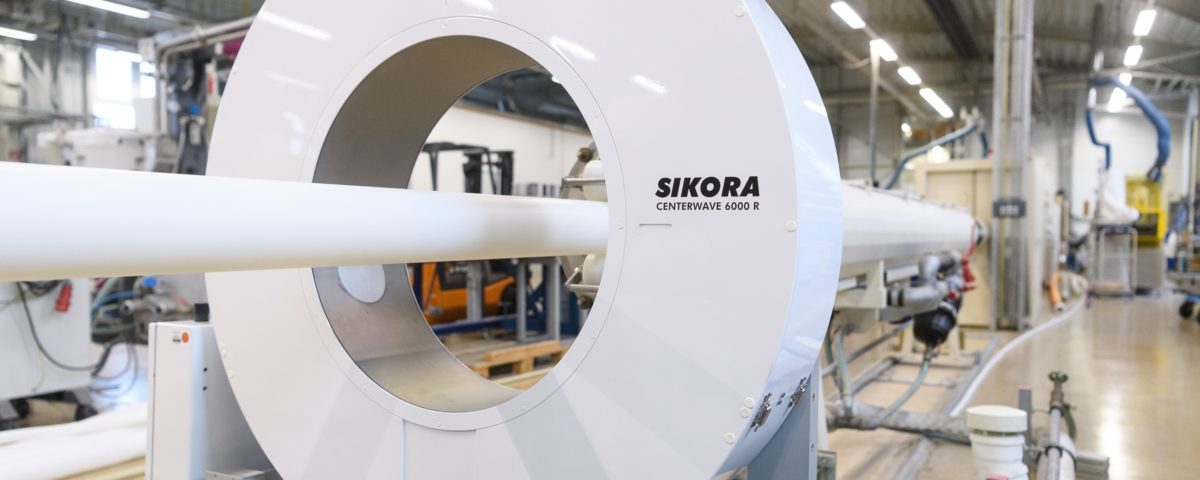 Bild aus den Produktionshallen mit einer weißen Maschine von SKZ Kunststoffzentrum in Würzburg