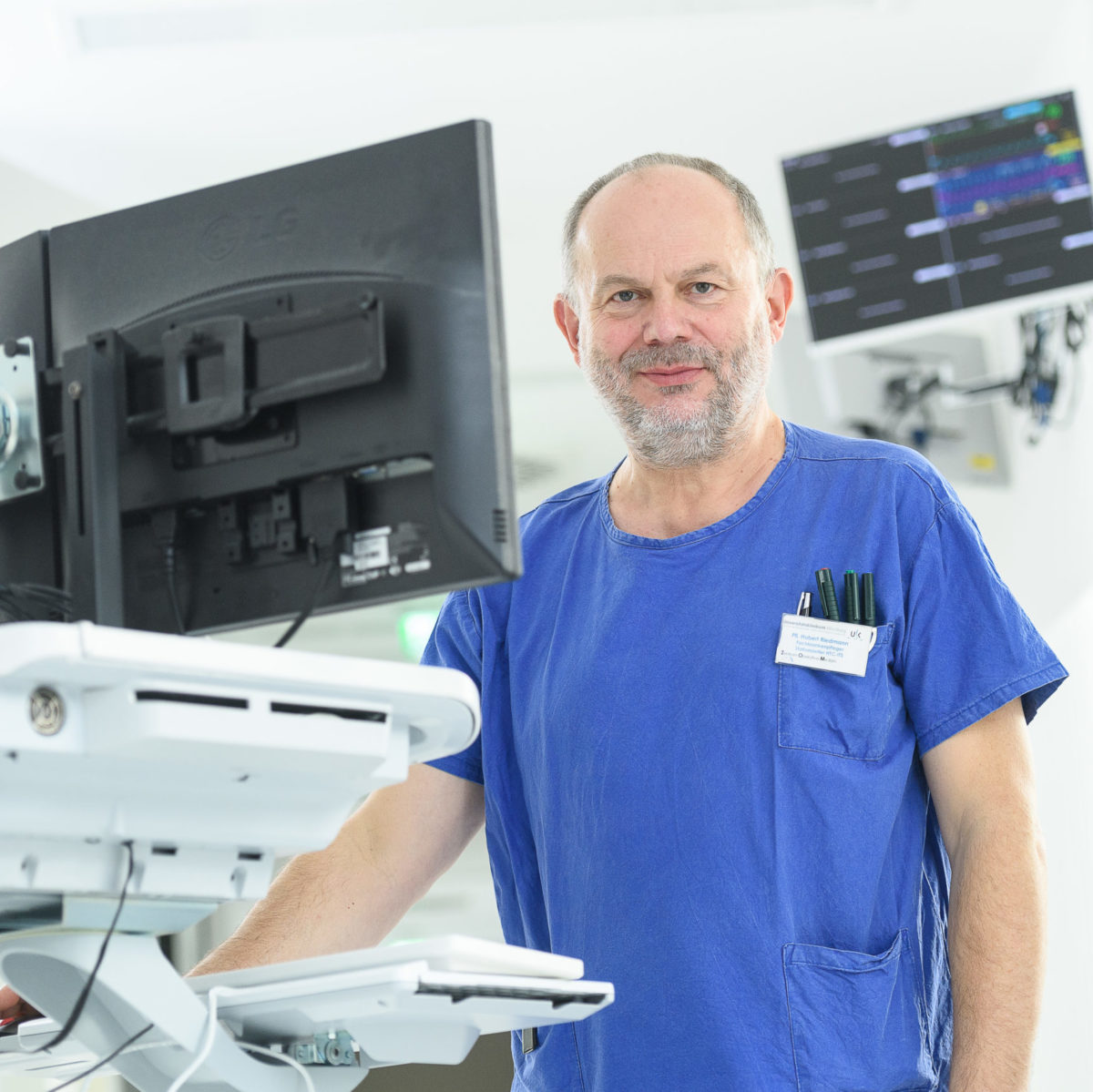 Portrait of the intensive care unit manager at Würzburg University Hospital in blue work clothes