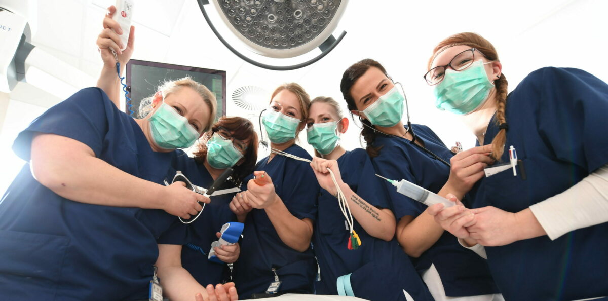 Several employees in the operating room of the Rhön Klinikum Campus Bad Neustadt
