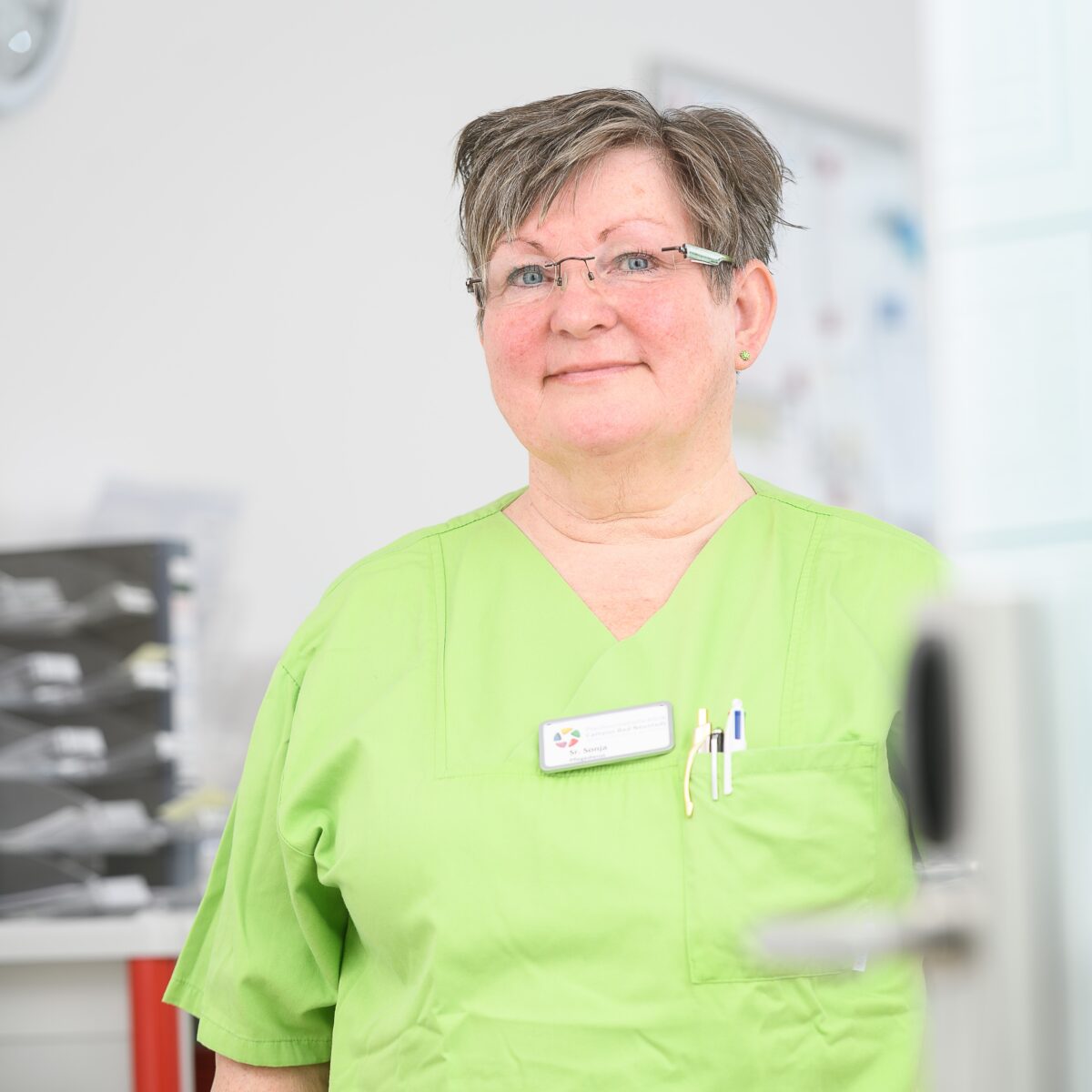Mitarbeiterin im Pflegedienst mit Arbeitskleidung vom Rhön Klinikum Campus Bad Neustadt