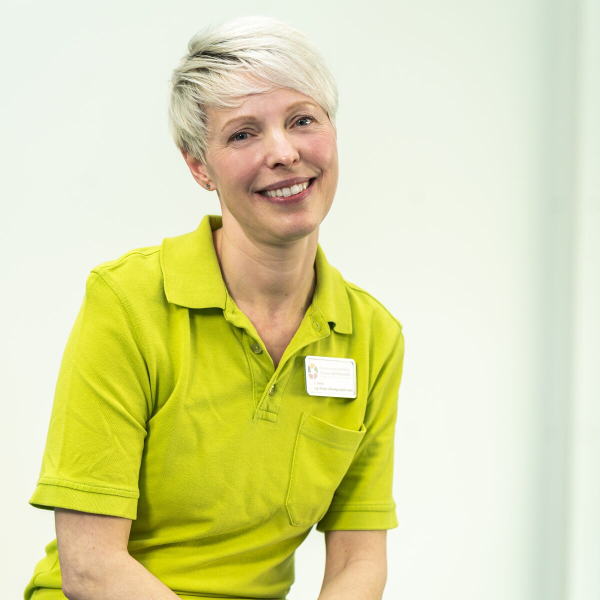 Employee in work clothes at Rhön Klinikum Campus Bad Neustadt