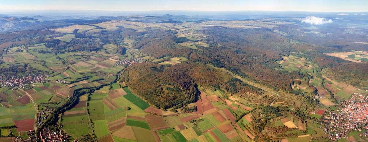 Weiter Panoramablick über die Landschaft und Felder im Landkreis Rhön-Grabfeld