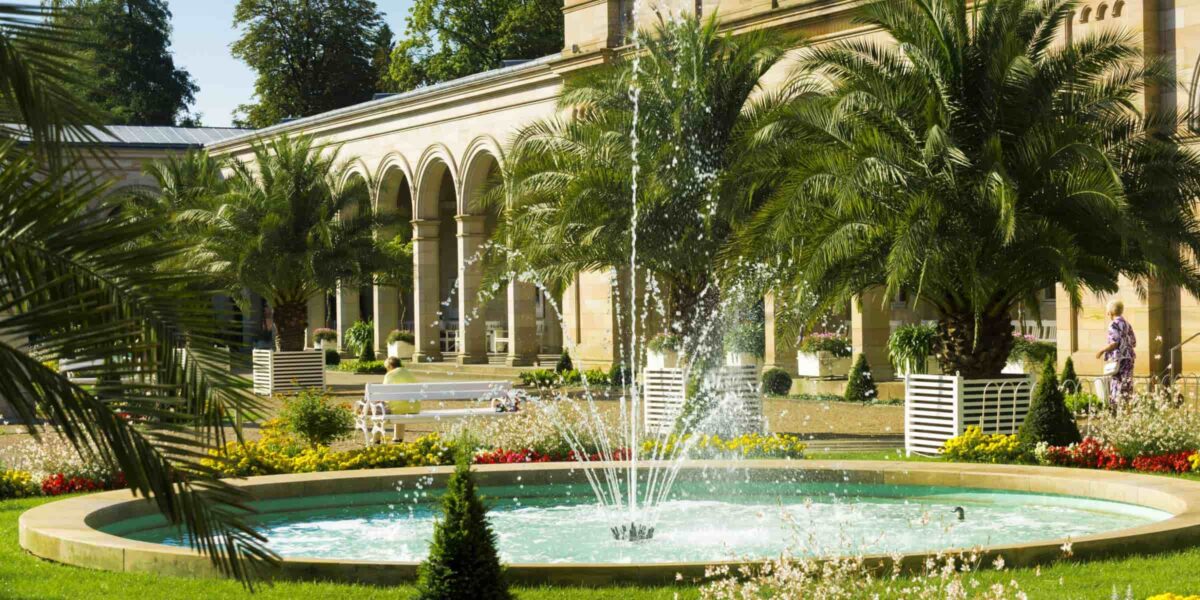 Blick auf die Wasserfontäne des Regentenbaus im Landkreis Bad Kissingen