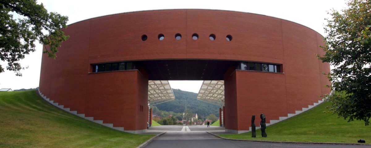 Blick auf ein rundes architektonisches Gebäude mit Landkreis Hassberge