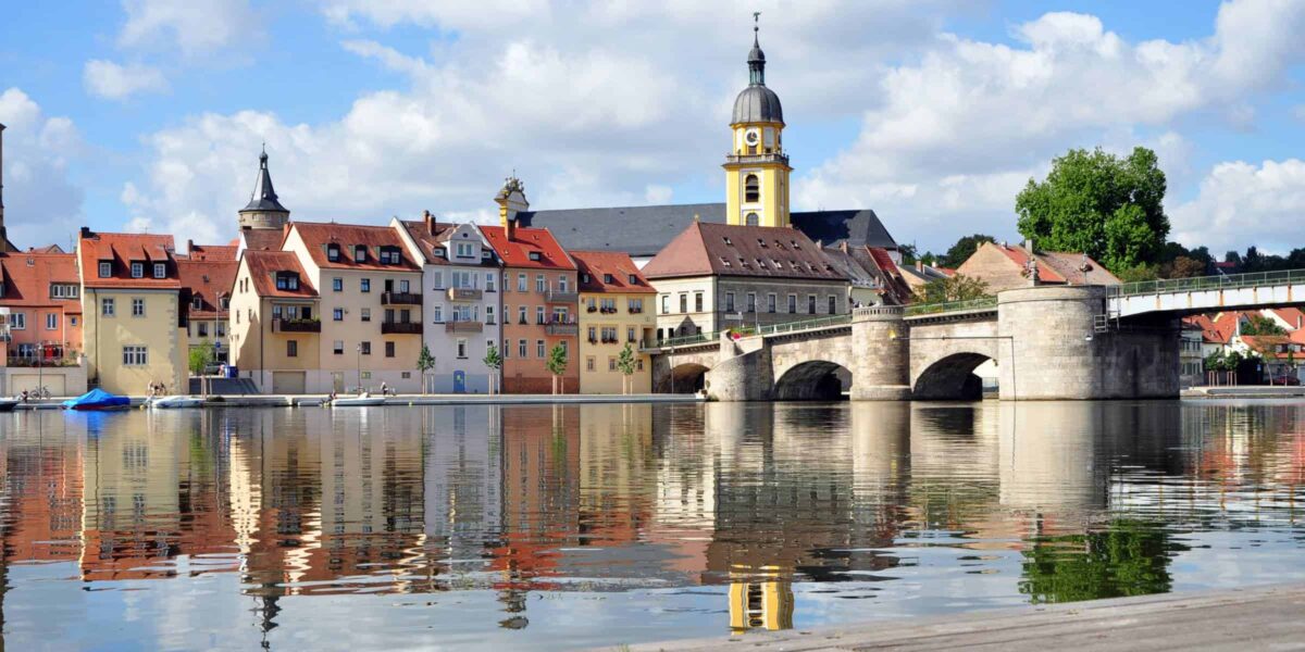 Blick über den Main auf die Stadt Kitzingen im Landkreis Kitzingen