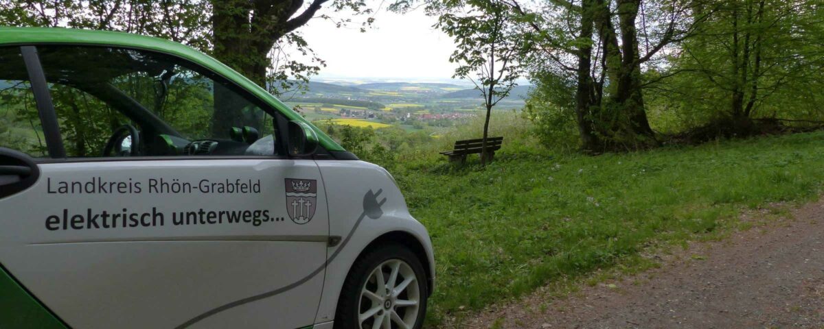Elektroauto in der Natur vom Landkreis Rhön-Grabfeld