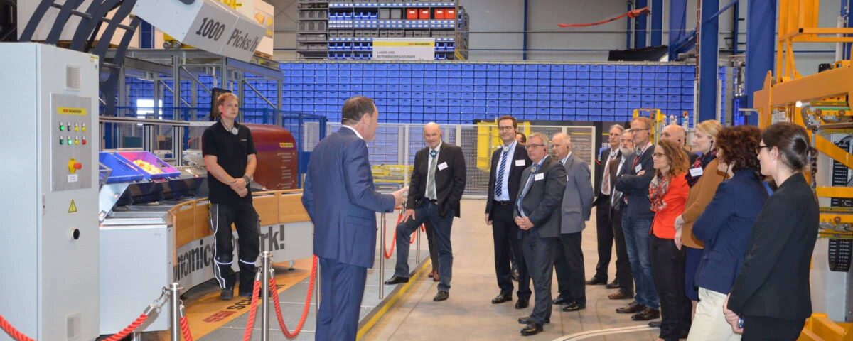 a member of a company is explaining some machines to the audience in the country würzburg 