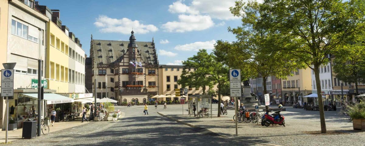 Blick auf den Markt der deutschen Stadt Schweinfurt bei schönem Wetter