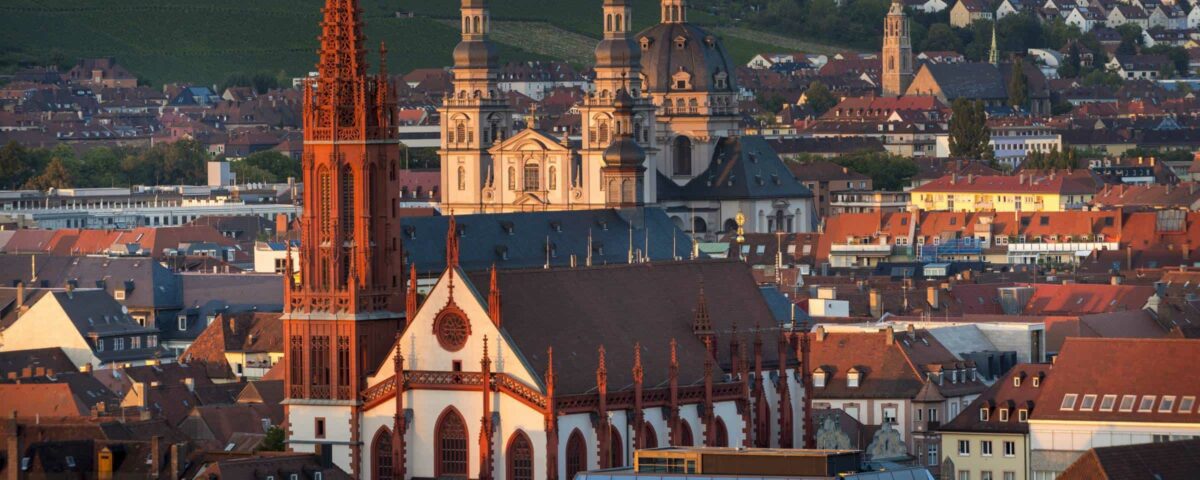 Würzburg erleben beim Sonnenuntergang über den Dächern der Stadt