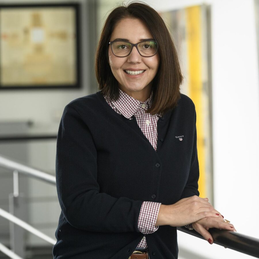 Porträt-Foto von Asli Uysan, der Kundenbetreuerin im Key Account der Firma DT&SHOP GmbH, Marktführer Dentallaborbedarf, Bad Bocklet, Landkreis Bad Kissingen, Partner Fachkräftekampagne, Region Mainfranken